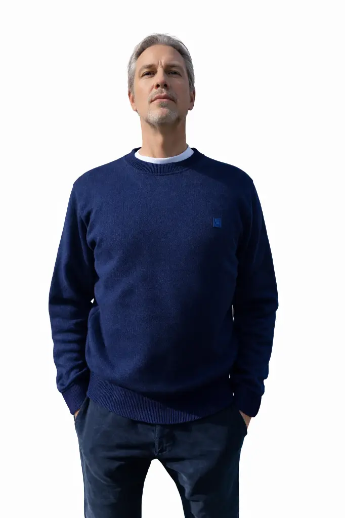 Homme en pull bleu marine.webp