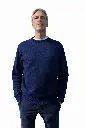 Homme en pull bleu marine.webp