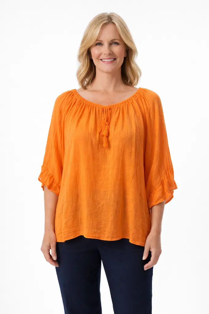 Femme souriante en tunique orange.webp