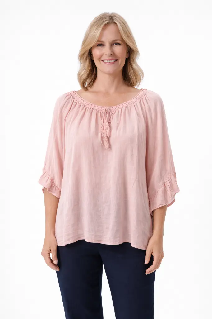 Femme en tunique rose douce.webp