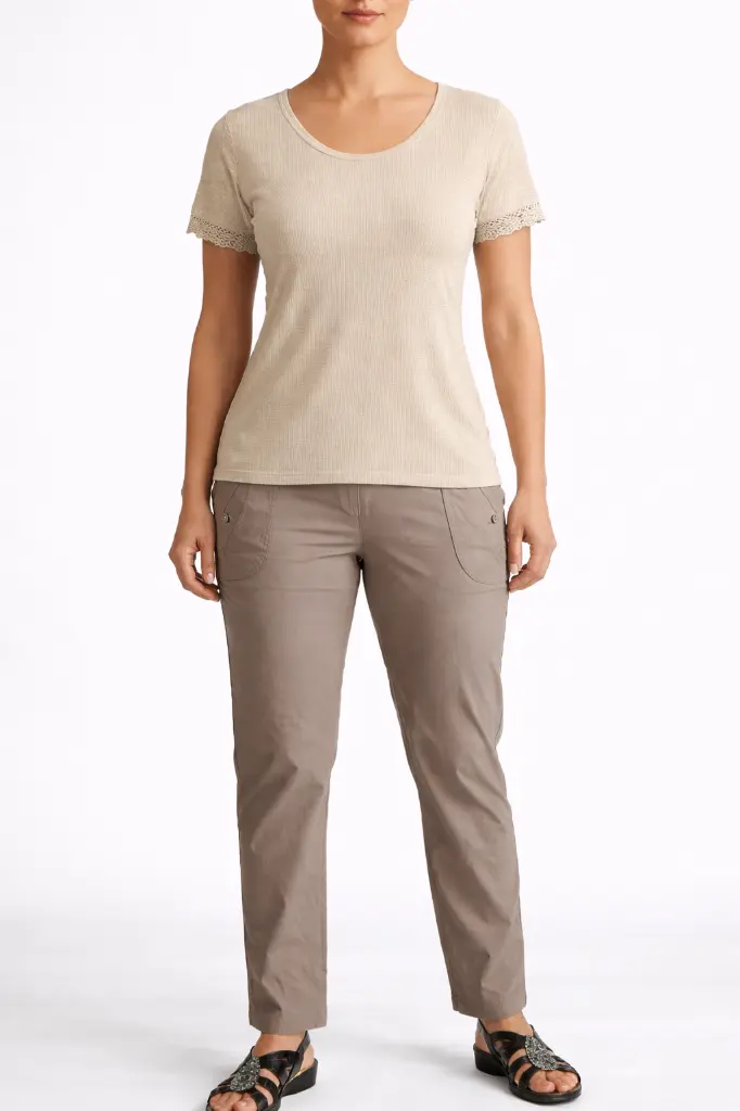 Tenue décontractée beige et taupe.webp