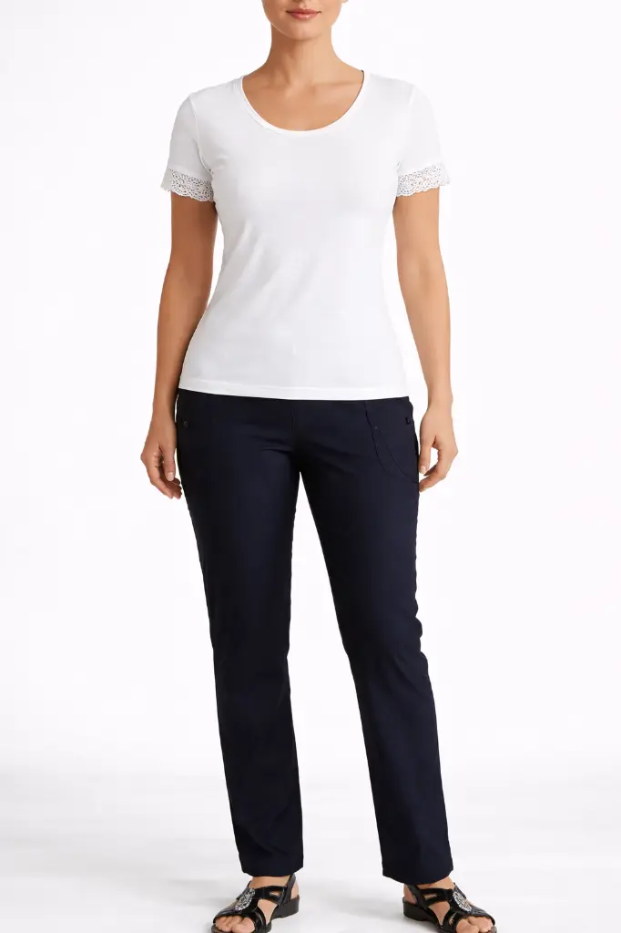 Tenue décontractée élégante en blanc et bleu..webp