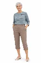Portrait souriant d'une femme élégante.webp