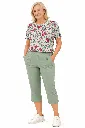 Femme adulte en tenue décontractée.webp
