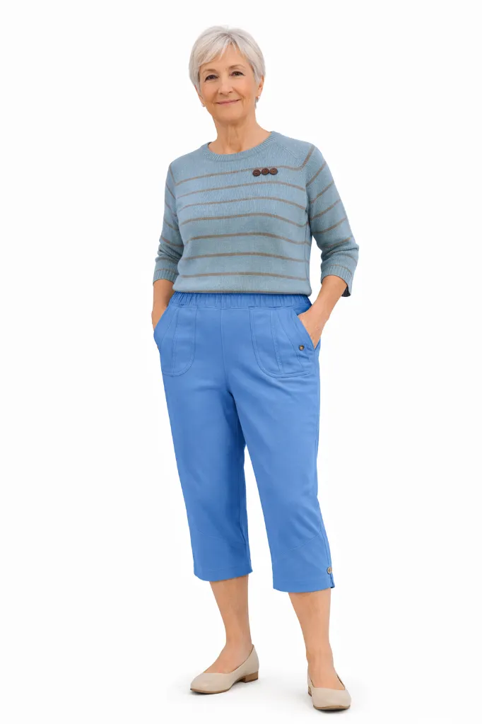 Modèle élégante en tenue décontractée.webp