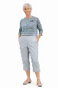 Femme mûre en tenue décontractée.webp
