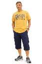 Homme souriant en T-shirt jaune.webp