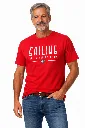 Homme méditerranéen portant un T-shirt rouge.webp