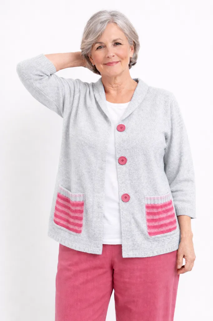 Femme mature en cardigan gris et rose.webp
