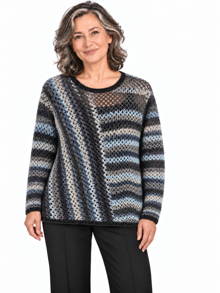 Femme élégante en pull ajouré bleu-gris PULERO .png