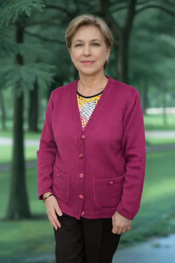 Femme souriante dans un parc verdoyant.webp