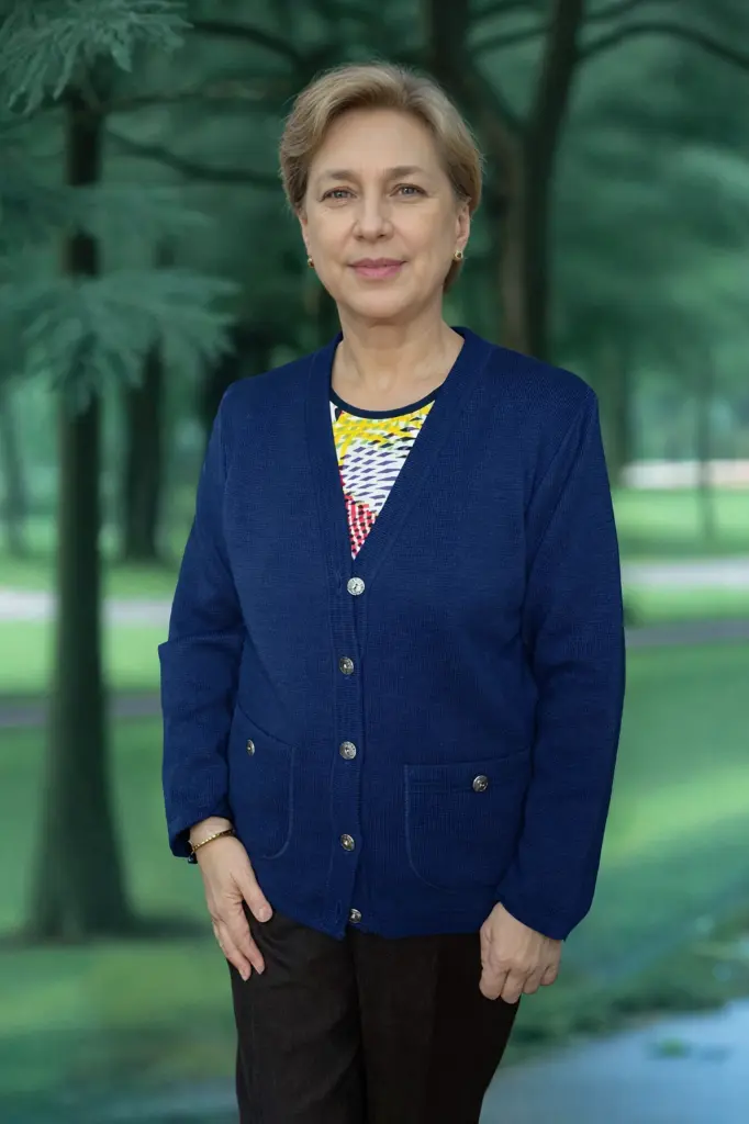 Femme en cardigan bleu dans un parc.webp